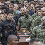 Colegas e familiares dão adeus a policiais mortos: veja imagens