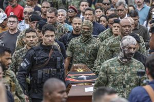 Colegas e familiares dão adeus a policiais mortos: veja imagens