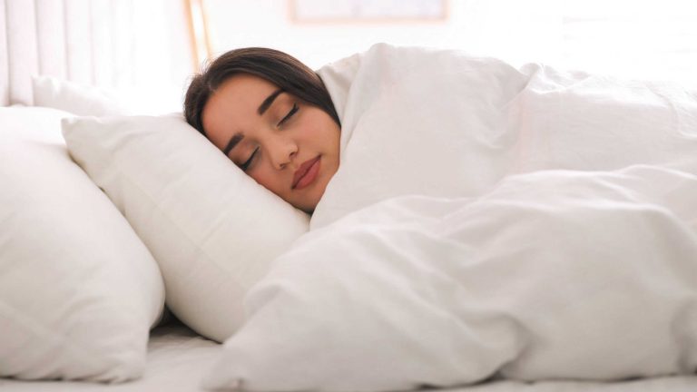 Com ou sem travesseiro? Veja o que é melhor para