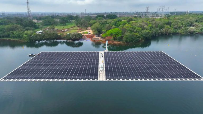 Com ‘ilha solar’, Itaipu começa a testar outros jeitos de