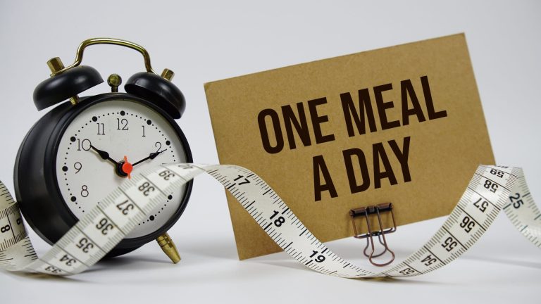 Comer apenas uma vez ao dia faz mal? Conheça os