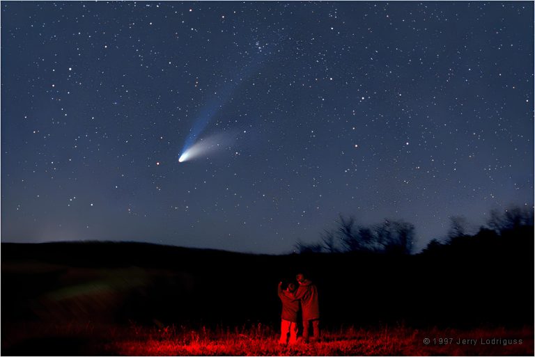 Cometa histórico visível por 18 meses ofereceu experiência única