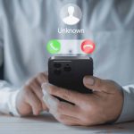 Como atender ligações suspeitas sem precisar falar no celular