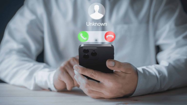 Como atender ligações suspeitas sem precisar falar no celular