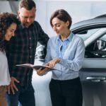 Comprar carro à vista ou financiado? Entenda os prós e
