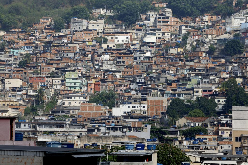 Conheça as facções inimigas do Comando Vermelho