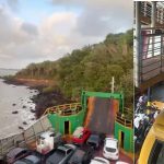 Corpo de Bombeiros leva suprimentos para passageiros em ferry encalhado