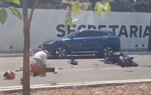 Criança morre em acidente entre moto e caminhão na Avenida