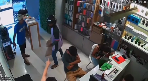 Criminosos assaltam loja de celulares em Pedreiras