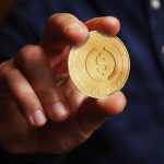 Criptomoeda ligada a Trump lança programa de fidelidade com tokens