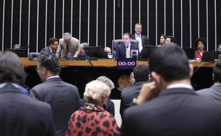 Depoutados aprovam urgência para votar licença menstrual