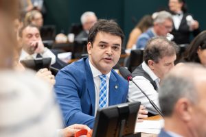 Deputado propõe fim da cobrança de bagagem de mão em