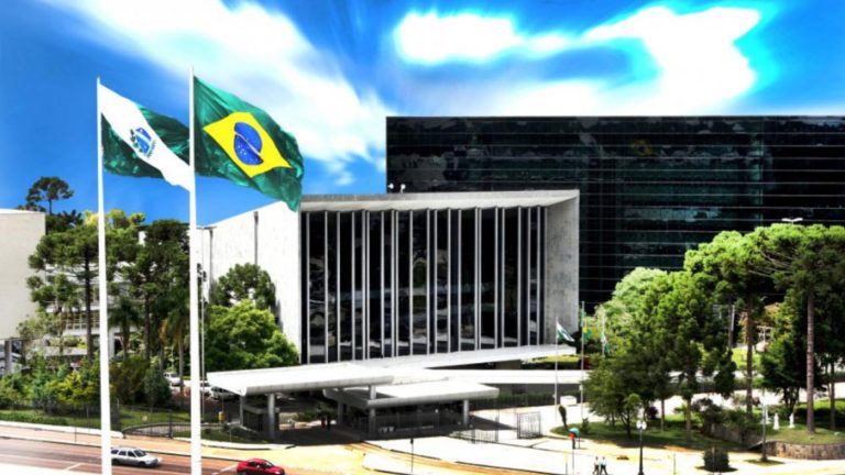 Deputados do Paraná devolvem placas reservadas