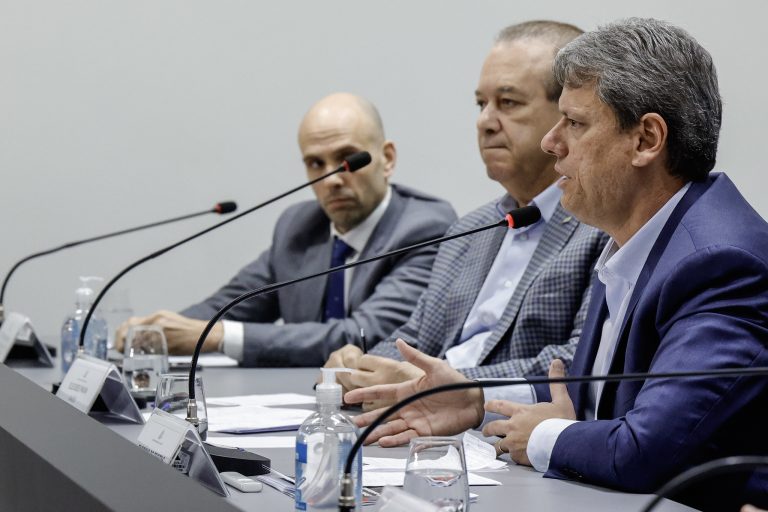 Desculpas diferenciam Tarcísio de Bolsonaro e miram 2026