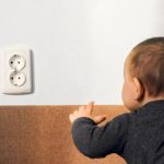 Dicas para prevenir acidentes elétricos com crianças e adolescentes em