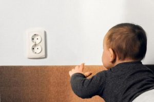Dicas para prevenir acidentes elétricos com crianças e adolescentes em