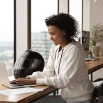 É seguro comprar capacete de moto na internet?