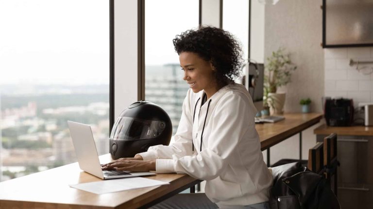 É seguro comprar capacete de moto na internet?