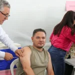 Em Dia D de Vacinação, Padilha garante a segurança da