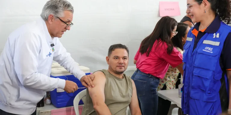 Em Dia D de Vacinação, Padilha garante a segurança da