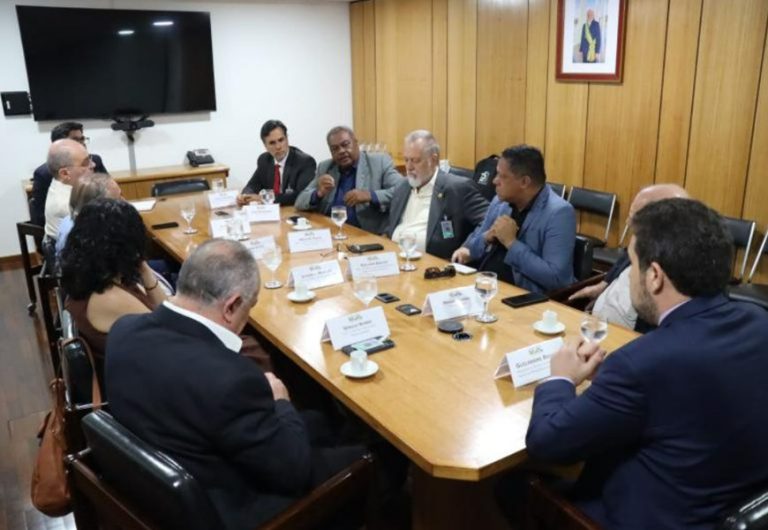 Em reunião com servidores, Boulos se compromete a debater enfrentamento