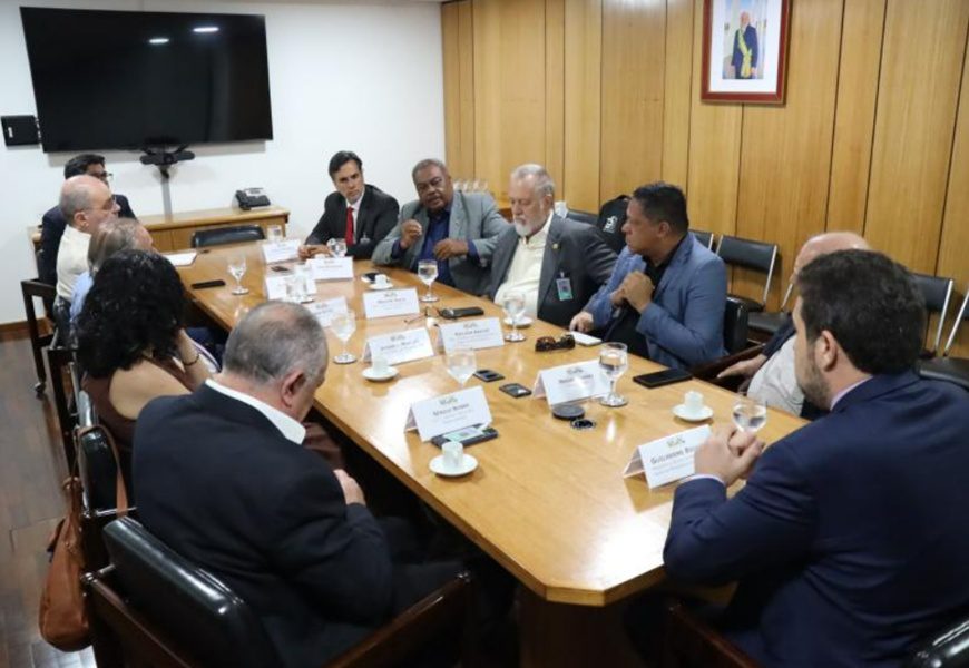 Em reunião com servidores, Boulos se compromete a debater enfrentamento