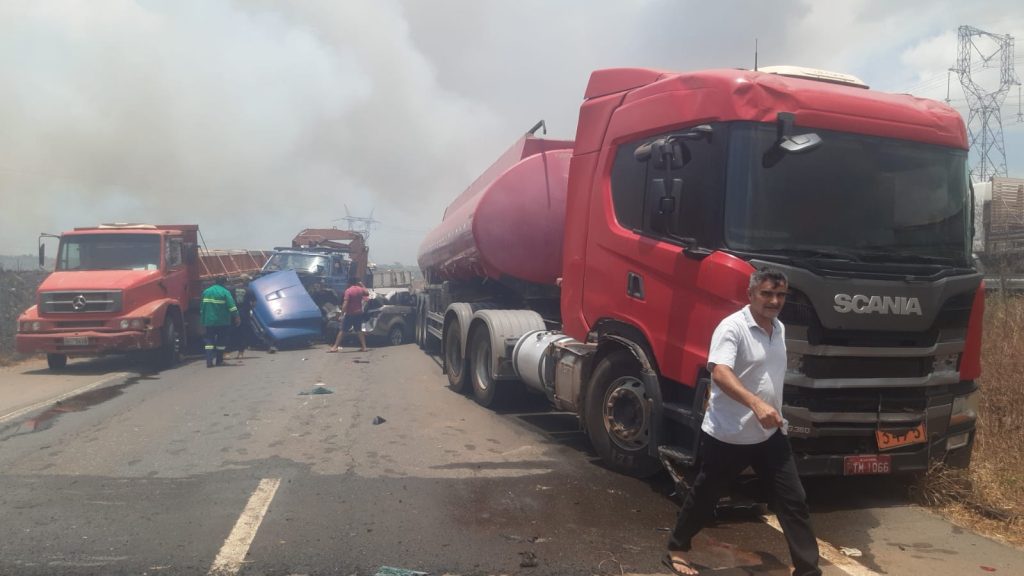 Engavetamento na BR-135: Campo de Perizes é palco de série