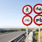 Essas placas de trânsitos parecem iguais, mas não são