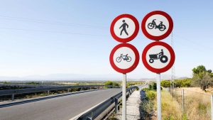 Essas placas de trânsitos parecem iguais, mas não são