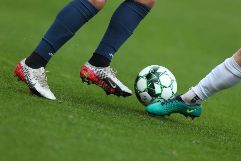 Estudo liga lesões no futebol a osteoartrite em ex-jogadores