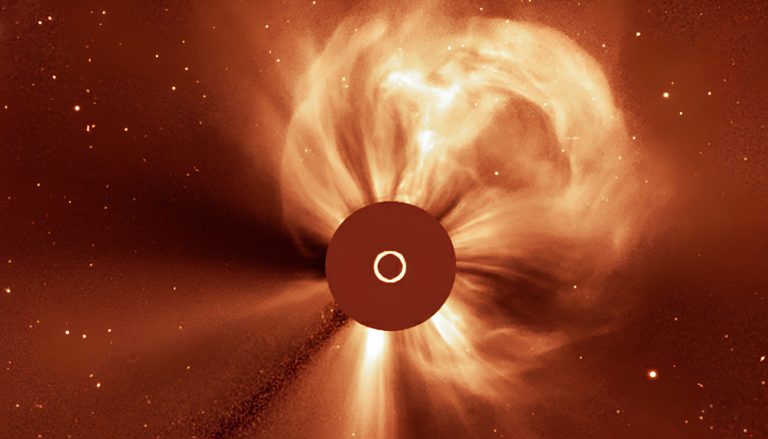 Explosão de plasma do outro lado do Sol atinge Vênus