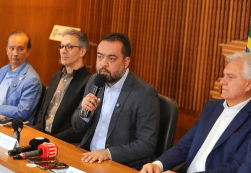 Fascistas se reúnem no Rio para brindar o banho de