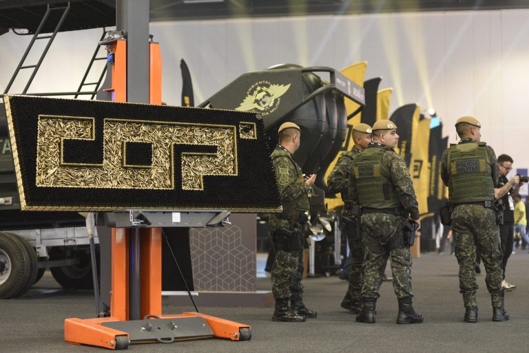 Feira policial tem de cães robôs de Trump a antidrones