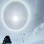 Fenômeno óptico forma anel em torno do Sol no céu