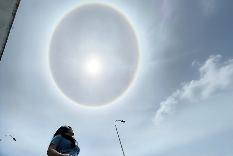 Fenômeno óptico forma anel em torno do Sol no céu