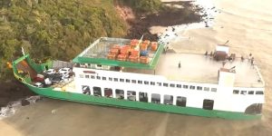 Ferryboat Cidade de Araioses que encalhou em pedras volta a