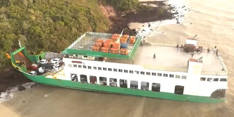 Ferryboat Cidade de Araioses que encalhou em pedras volta a