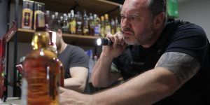 Fiscalização apreende mais de 7 mil garrafas de bebidas em