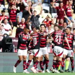 Flamengo vence o Palmeiras no Maracanã e encosta na liderança