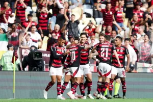 Flamengo vence o Palmeiras no Maracanã e encosta na liderança
