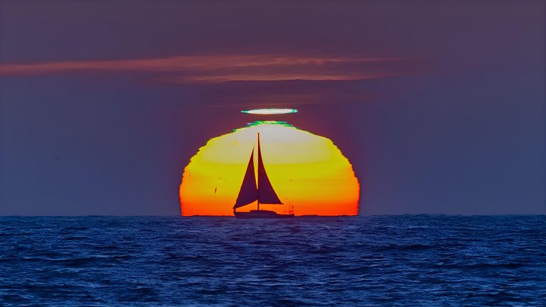 Flashes de esmeralda e safira transformam o pôr do Sol