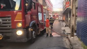 Fogo destrói parte de armazém no Mercado Central de São