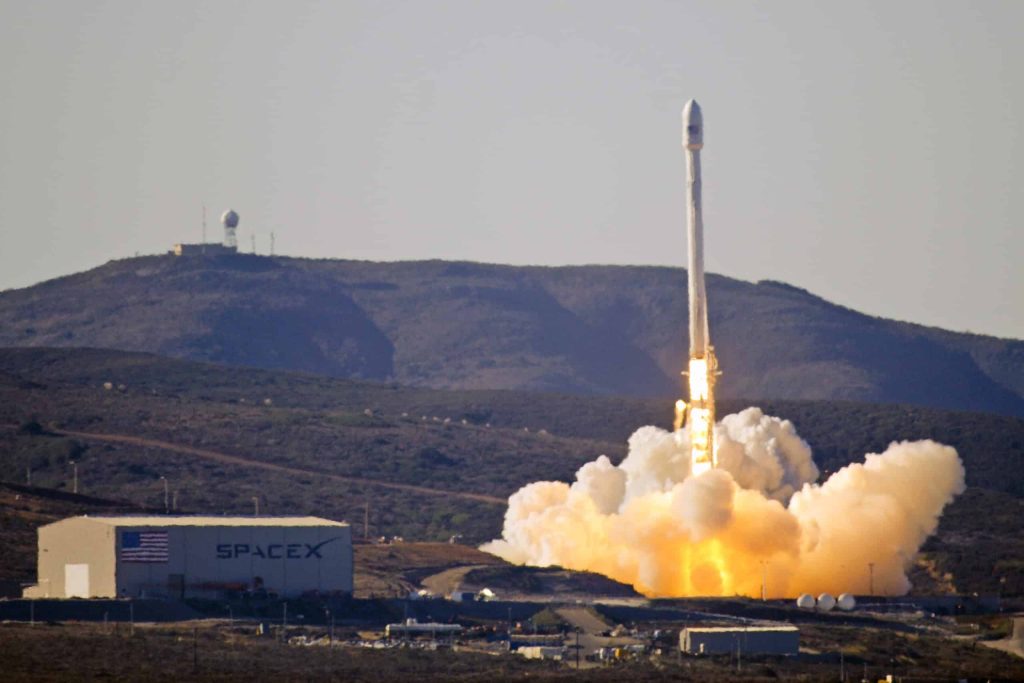 Força Aérea dos EUA autoriza SpaceX a fazer até 100
