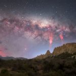 Fotógrafo captura duendes vermelhos e auroras com a Via Láctea