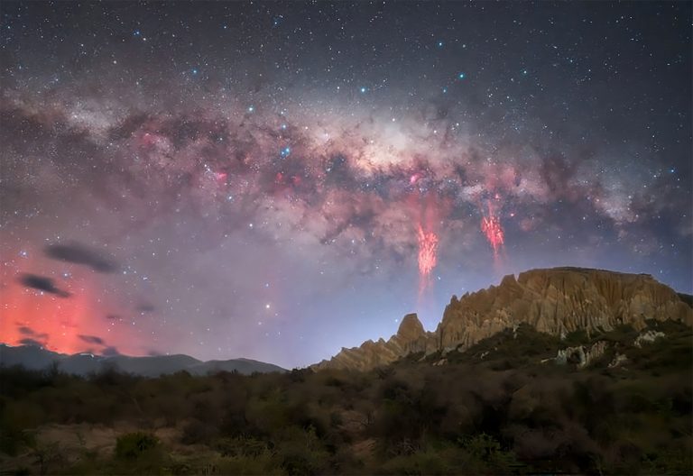 Fotógrafo captura duendes vermelhos e auroras com a Via Láctea