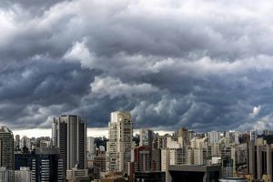 Frente fria e chuva forte: confira a previsão do tempo
