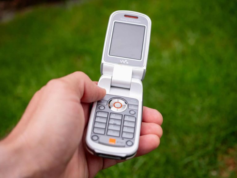 Geração Z resgata CDs, câmeras e telefones antigos