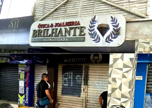 Gerente de joalheria é feito refém e quadrilha rouba R$