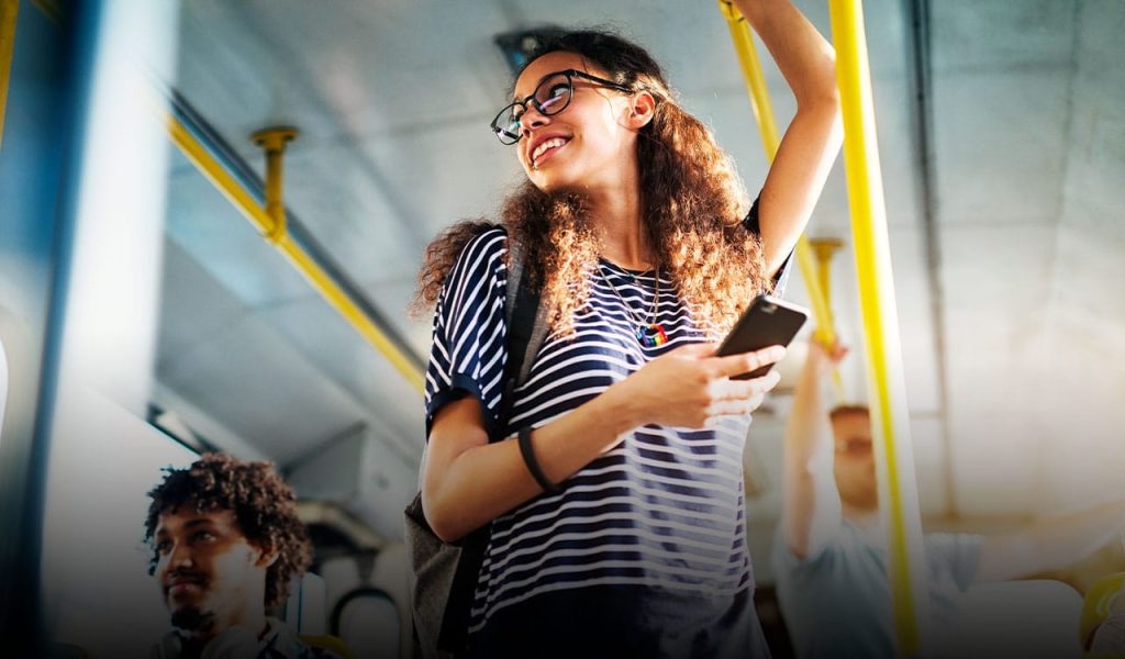 Governo do Maranhão entrega cartões do transporte universitário e anuncia