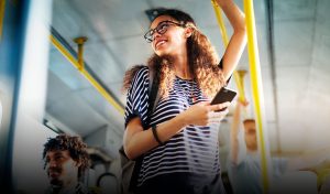 Governo do Maranhão entrega cartões do transporte universitário e anuncia